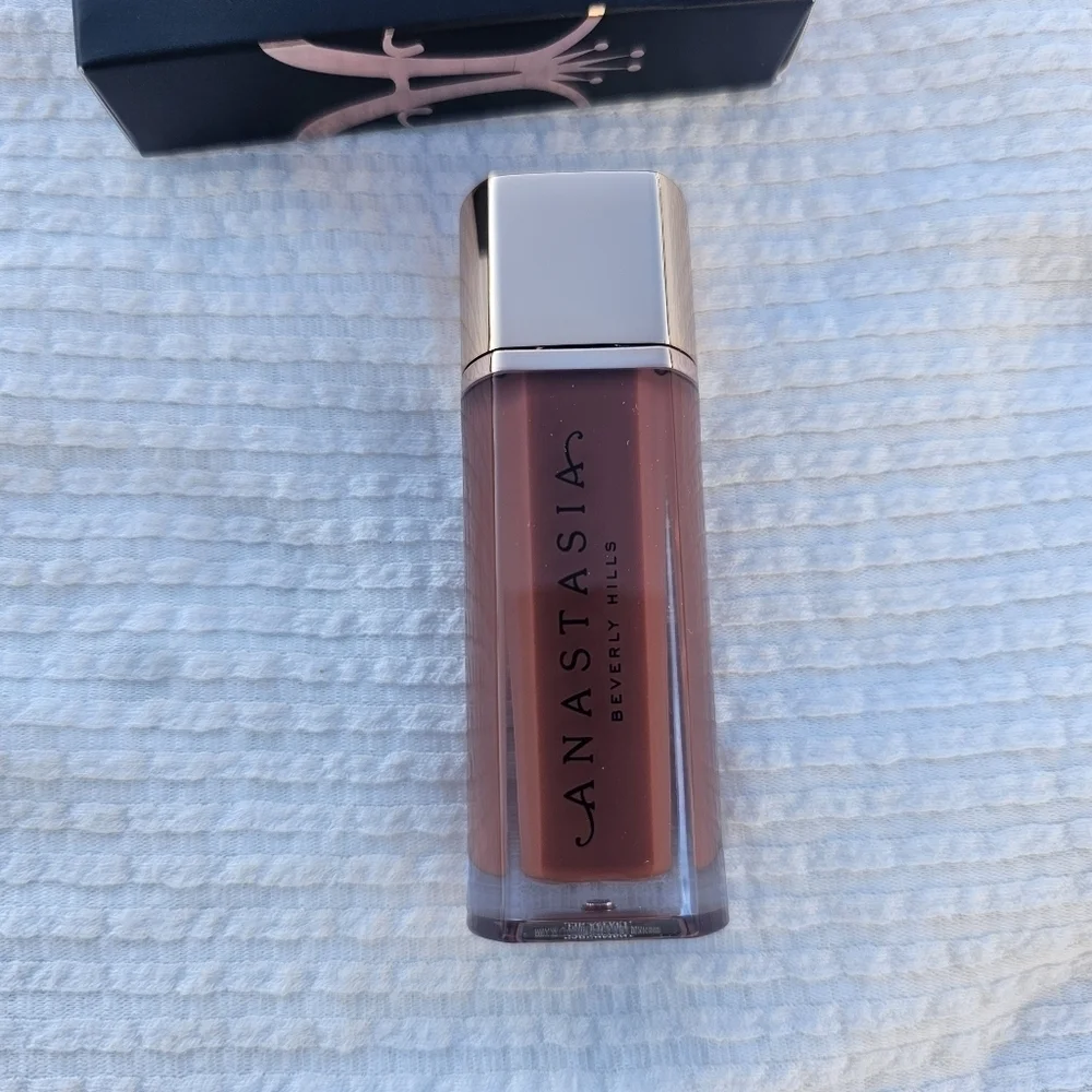 Anastasia Beverly Hills Lip Velvet Lipstick Mouse Matte shade parchment